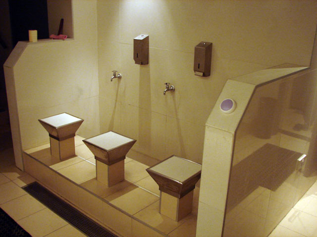 Мусульманский туалет. Специальная раковина для омовения тахарат. Место для омовения. Комната для омовения. Напольная раковина для омовения.